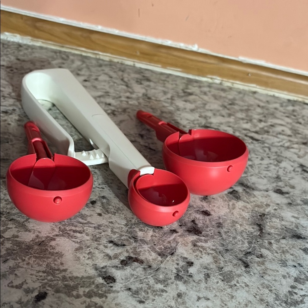 Red and White Measuring Spoon Set